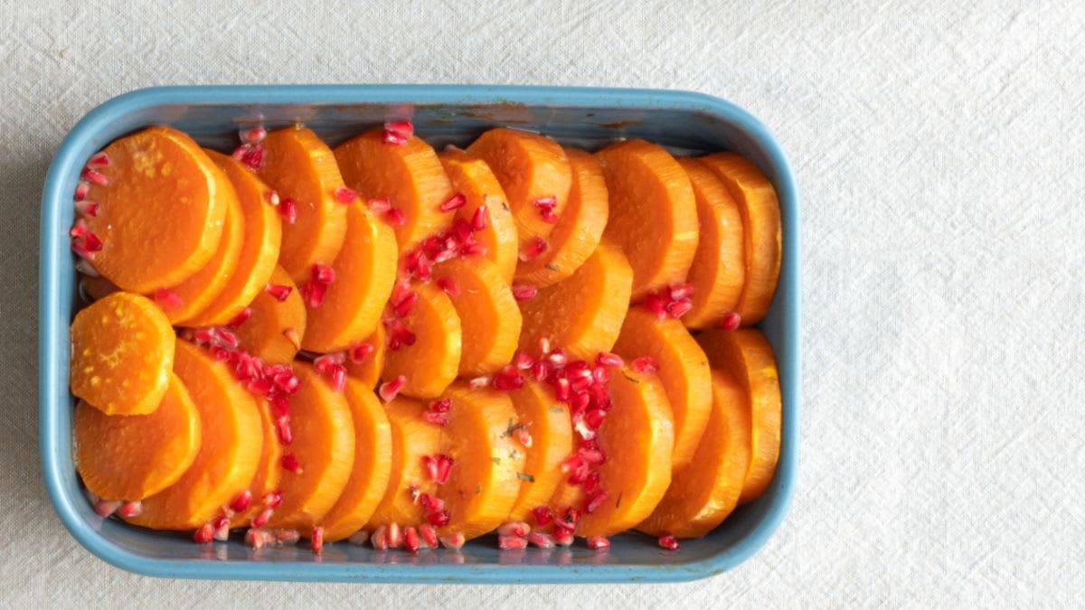 Apkeptos saldžiosios bulvės su granatais 