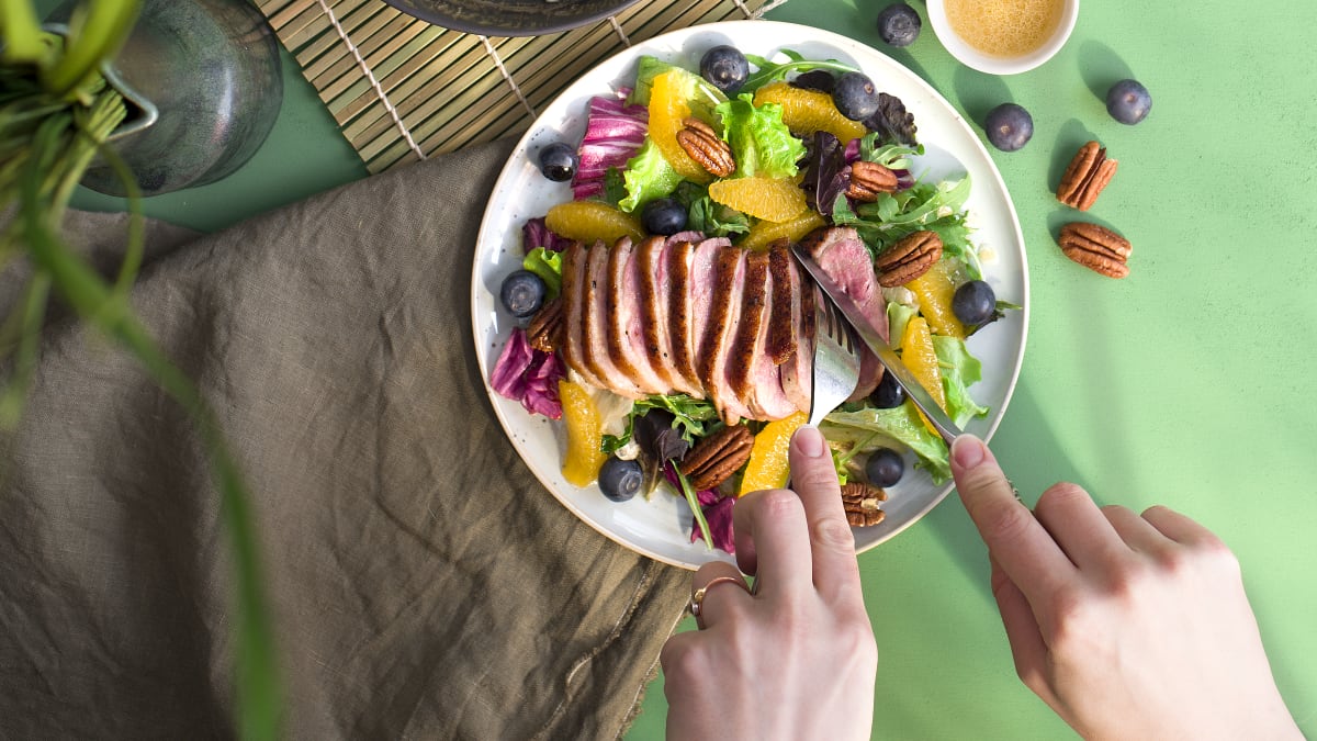 Salotos su antiena, šilauogėmis ir gražgarstėmis