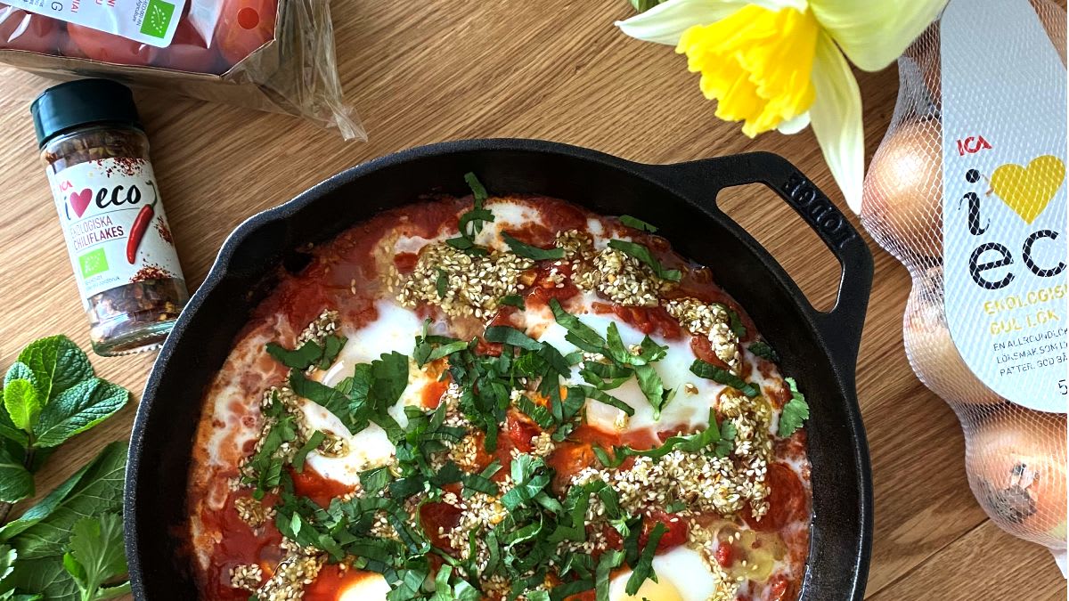 Šaksuka su plikytų sėklų ir prieskonių „karūna“