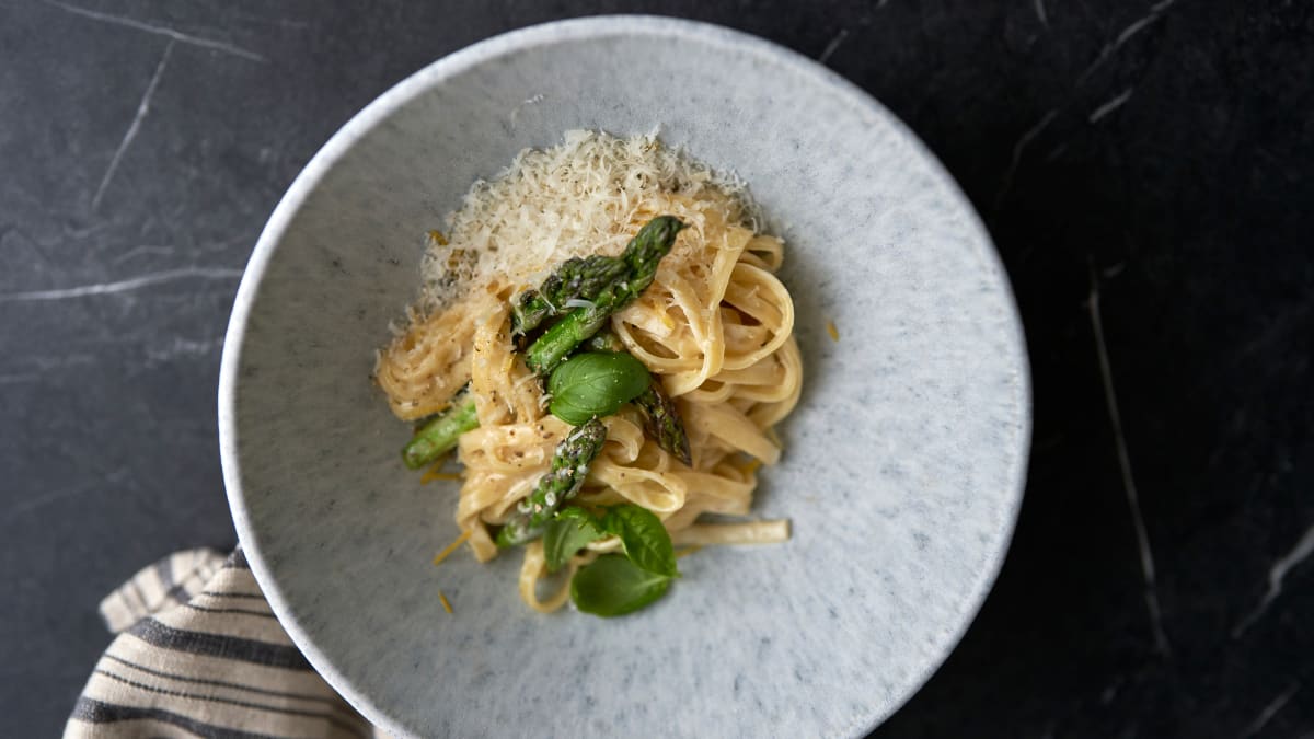 Tagliatelle su citrininiu kremu ir šparagais