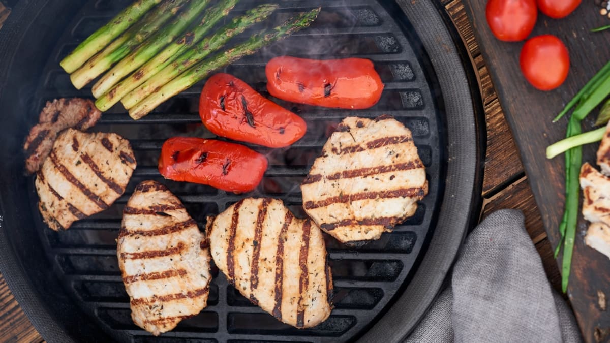 Kiaulienos nugarinės kepsniai, marinuoti su kiviais