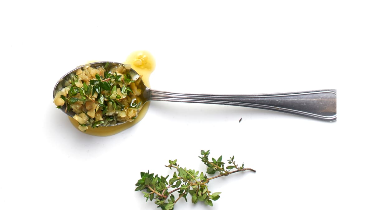 Čiobrelių ir keptų česnakų marinatas