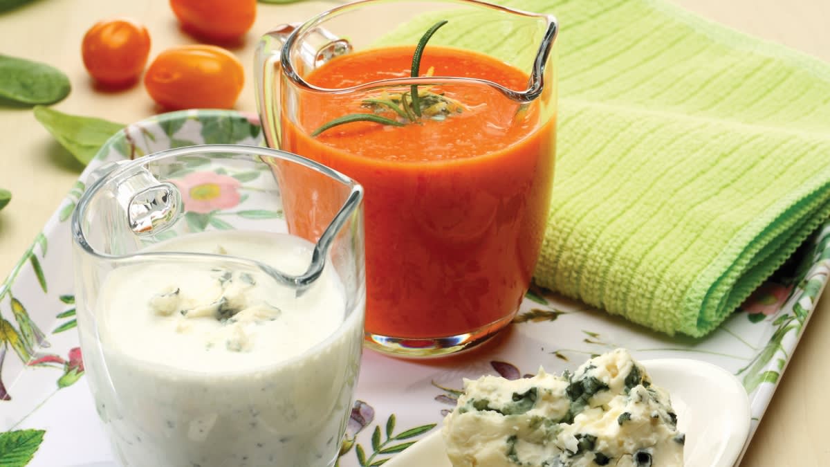 Salotų užpilai: kreminis mėlynojo pelėsinio sūrio ir keptų saldžiųjų paprikų