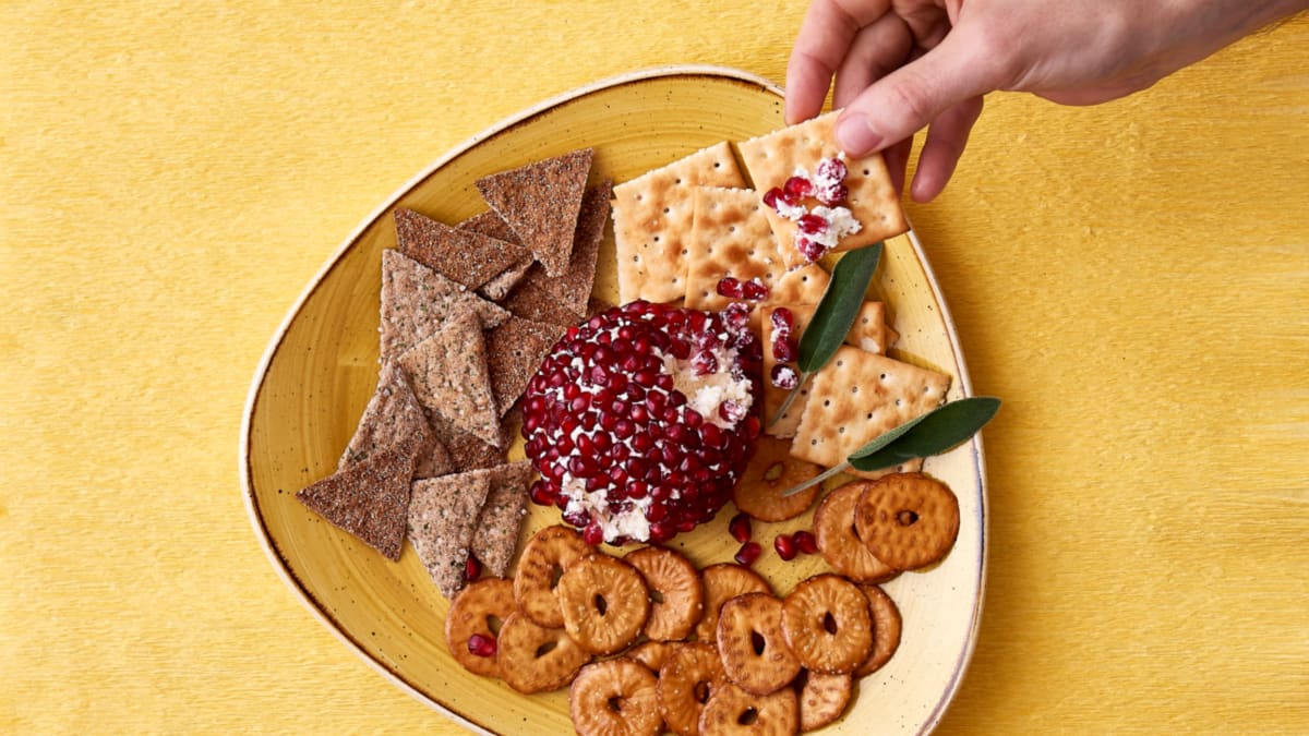 Užtepėlė – varškės sūrio rutulys, papuoštas granatų sėklomis