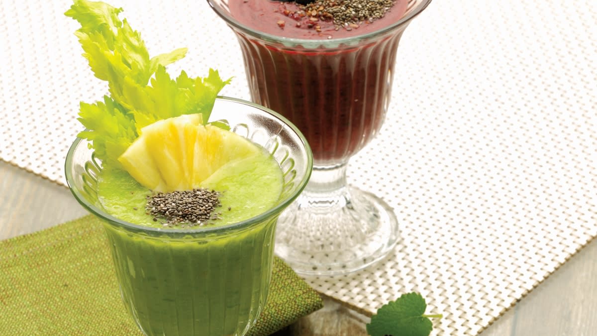 Gaivus žaliasis kokteilis ir vaisinis kokteilis su mėlynėmis