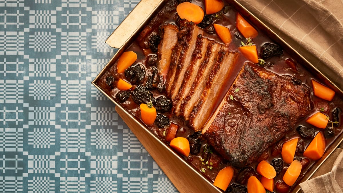 Ilgai orkaitėje kepta jautienos krūtininė su džiovintomis slyvomis ir morkomis