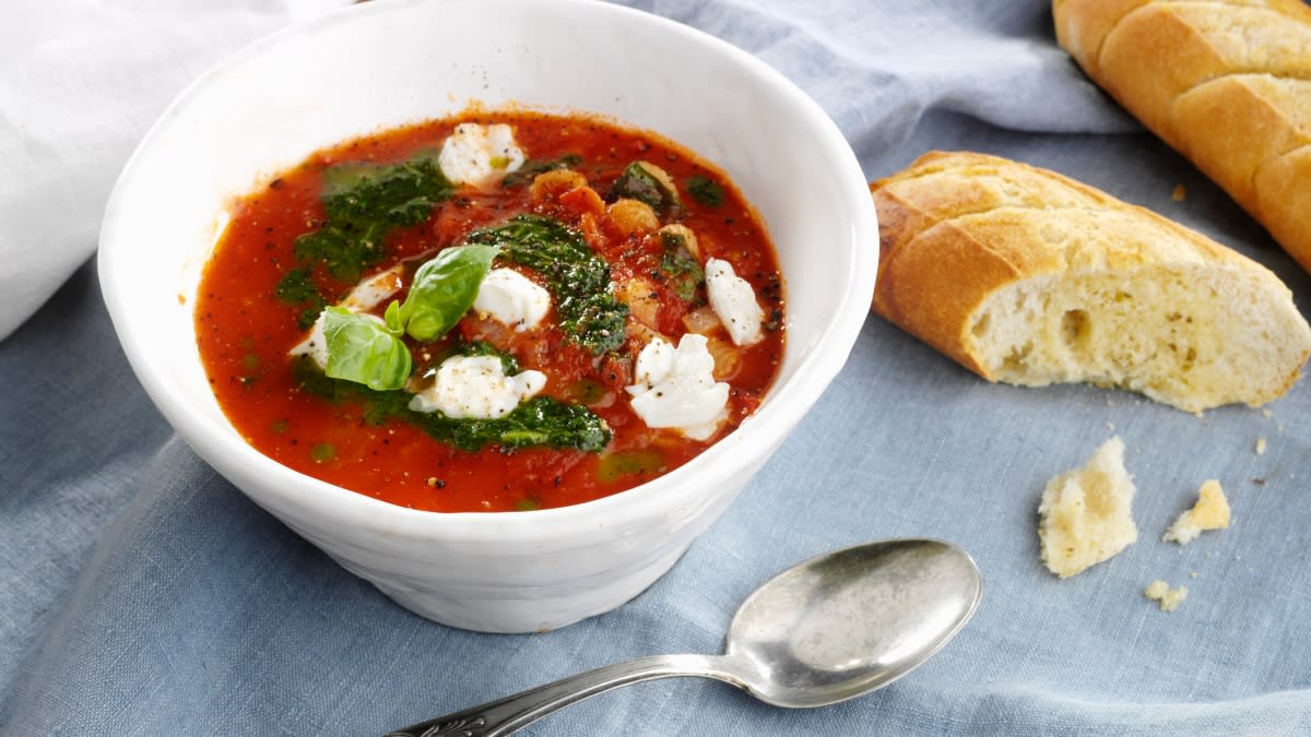 Pomidorų sriuba su mocarelos sūriu ir bazilikais