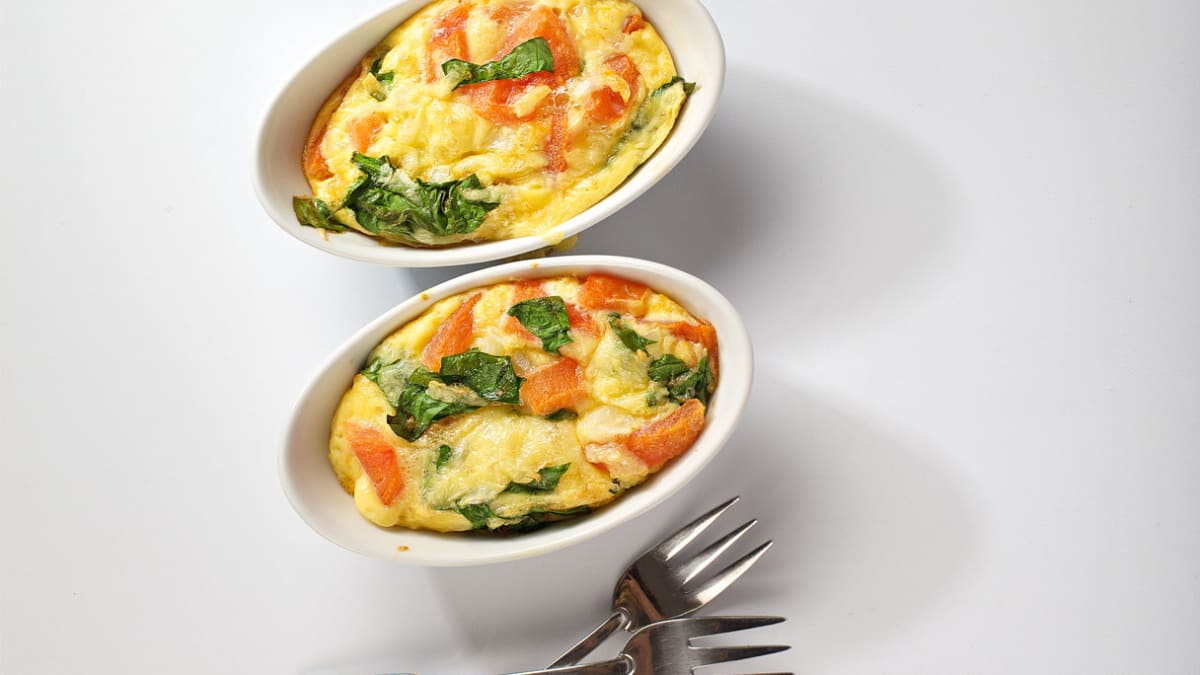 Orkaitėje keptas omletas su šviežiomis daržovėmis