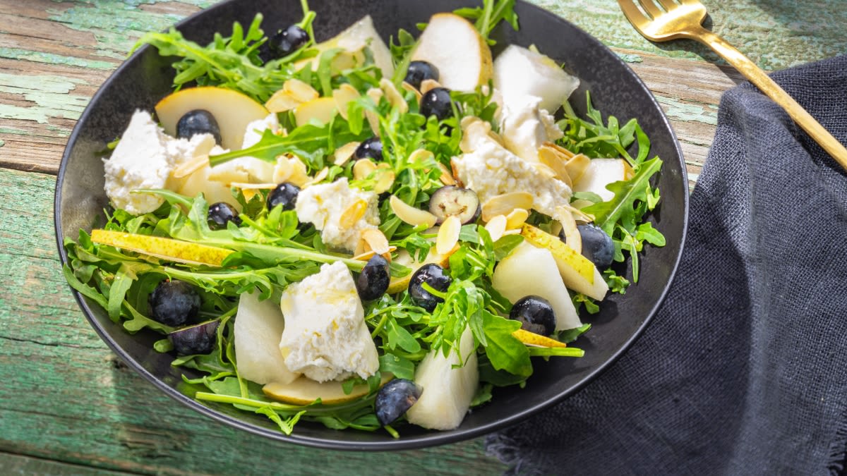 Varškės sūrio ir šilauogių salotos su gražgarstėmis 