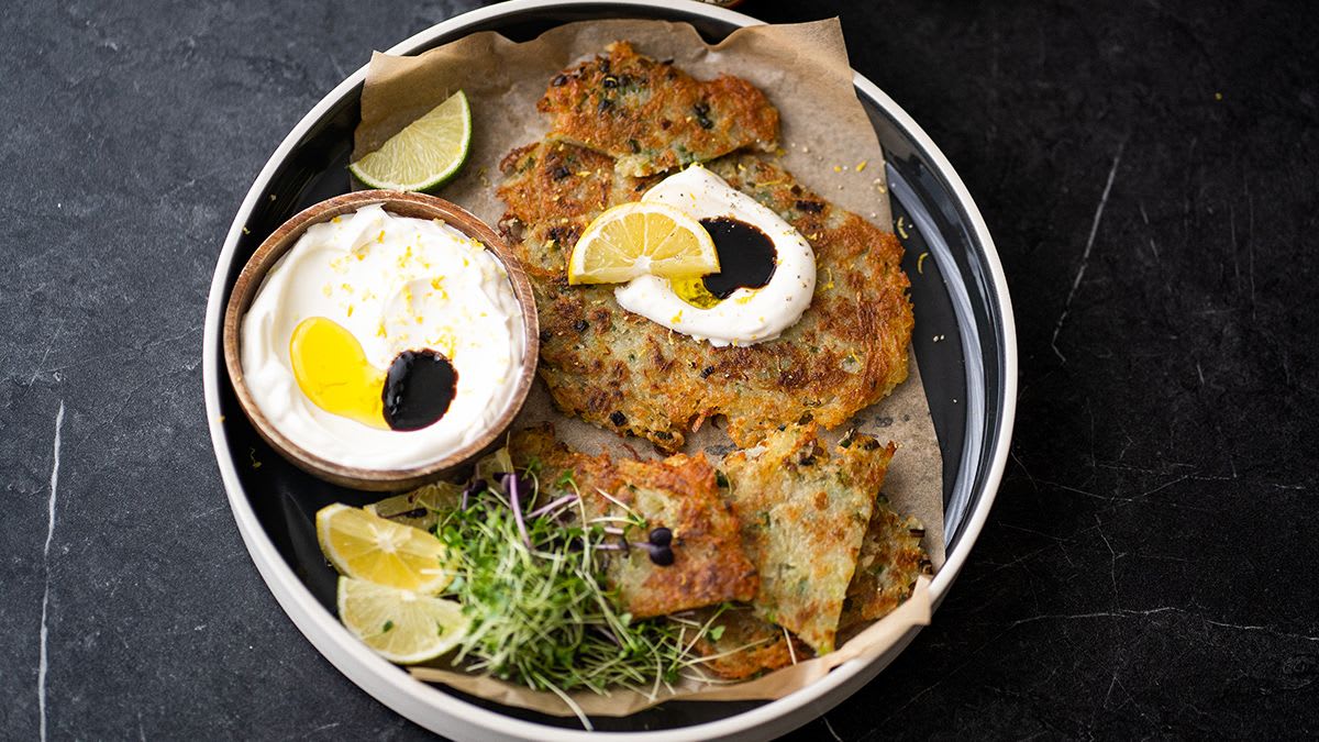 Bulviniai blynai su grietine, citrina ir balzaminio acto kremu