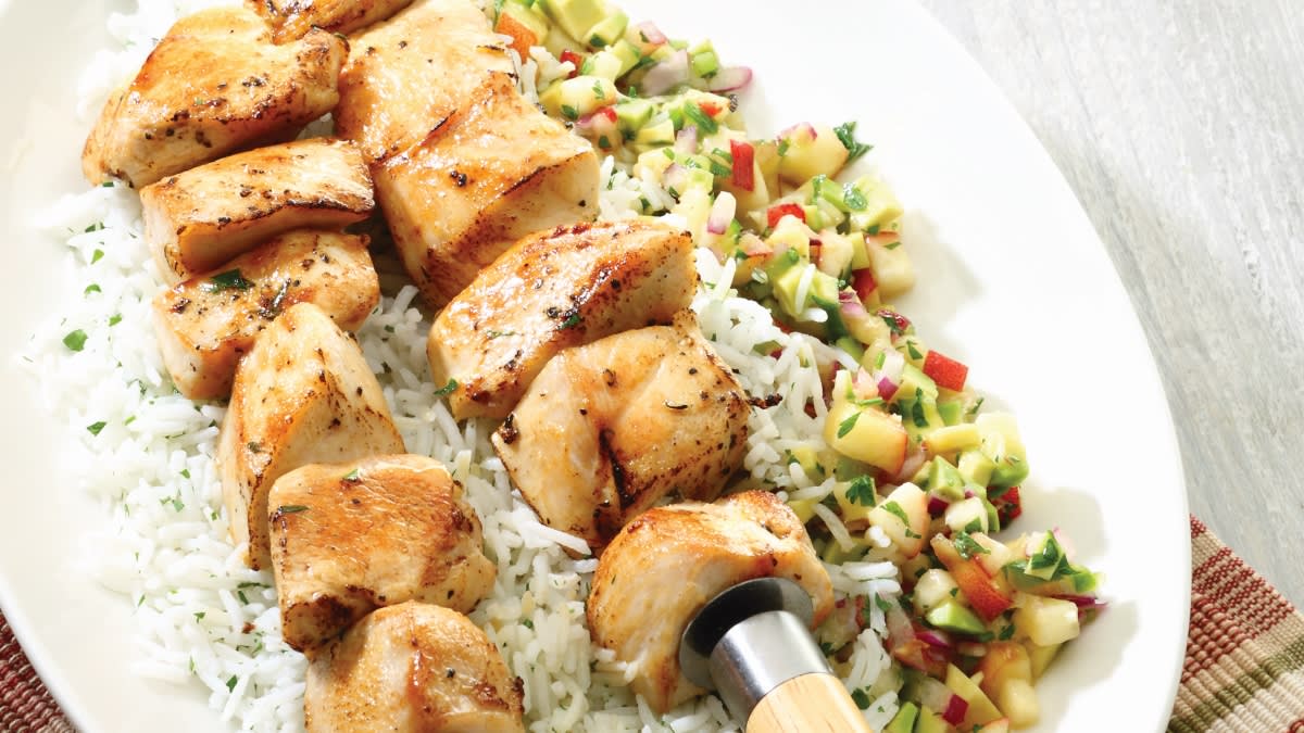 Grilyje kepti vištienos vėrinukai su aštriuoju nektarinų padažu (salsa)