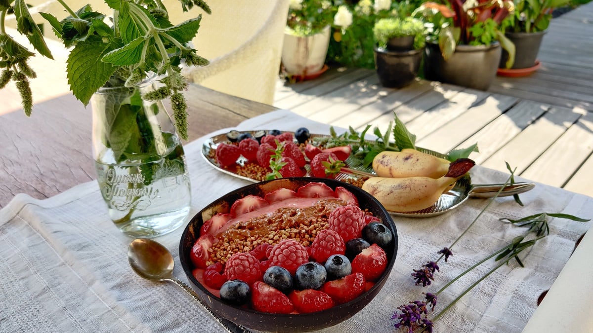 Maasika smuutikauss ja veganjäätis