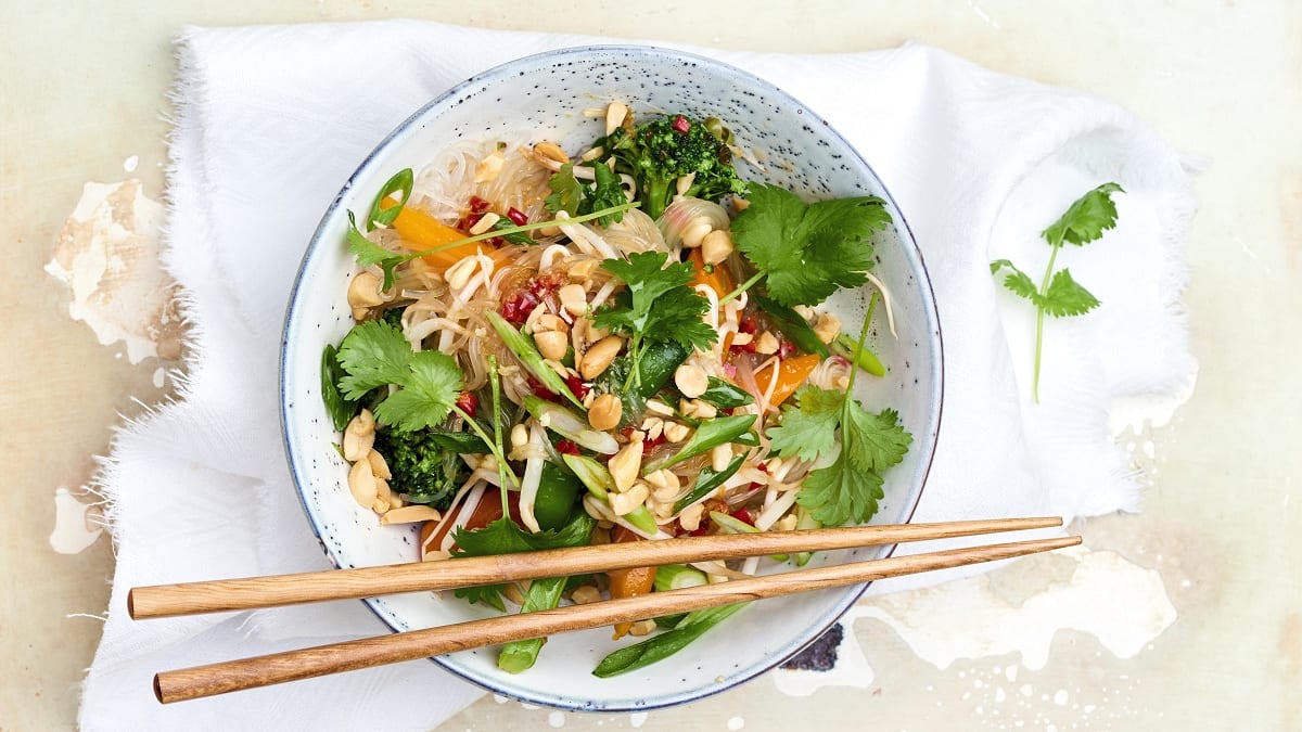 Nuudlid sojakastmes oavõrsete ja maapähklitega