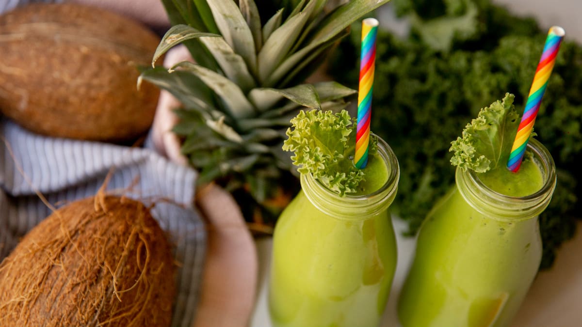 Troopiline smuuti kurkumiga