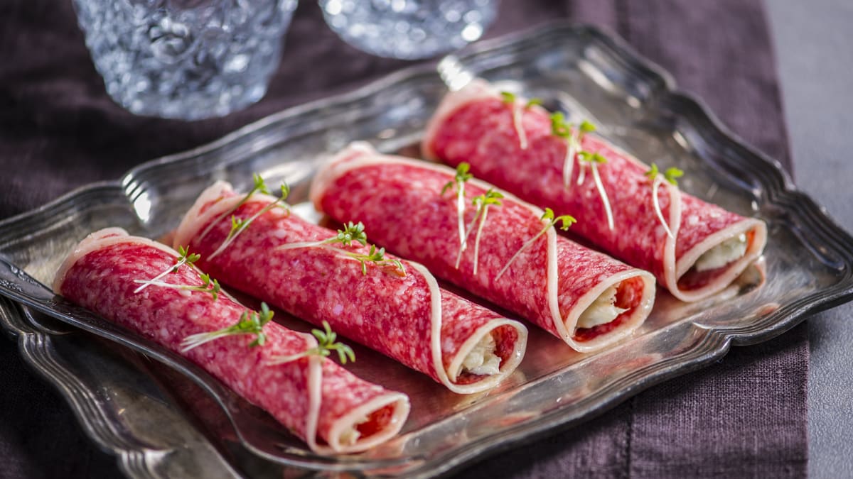 Salaamirullid sinihallitusjuustukreemiga