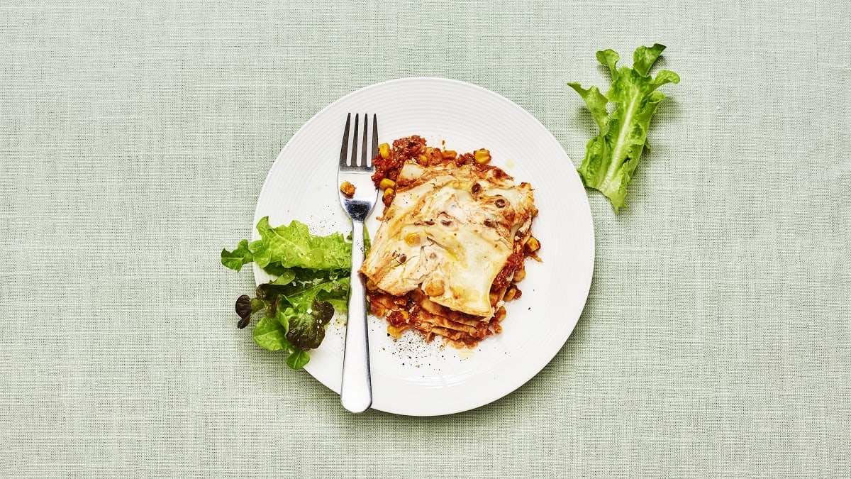 Taimne lasanje maisi ja päikesekuivatatud tomatiga