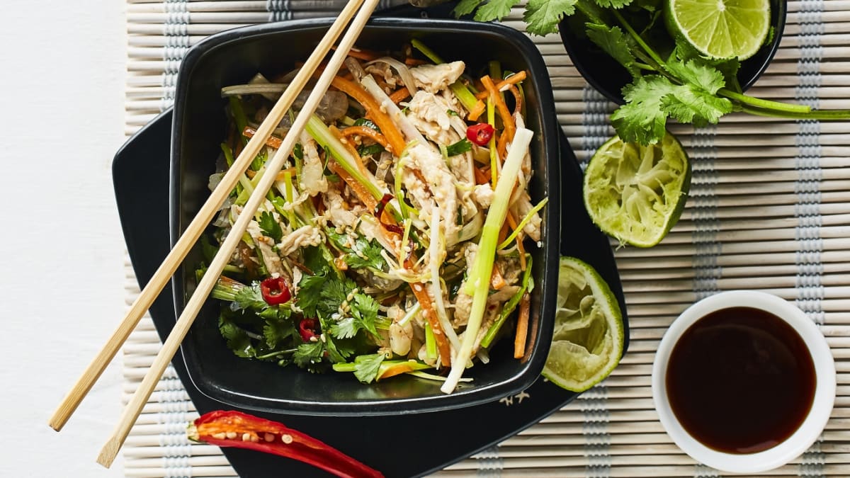 Dārzeņu salāti ar cāļa fileju un garnelēm