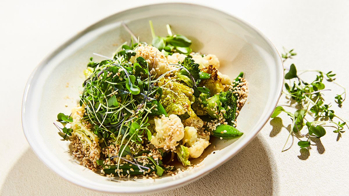 Brokoļu un pākšu zirnīšu wok