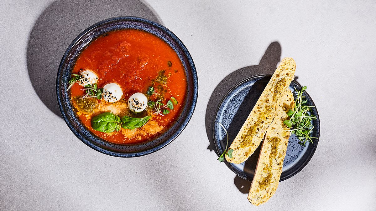 Tomātu zupa ar kazas sieru un baziliku