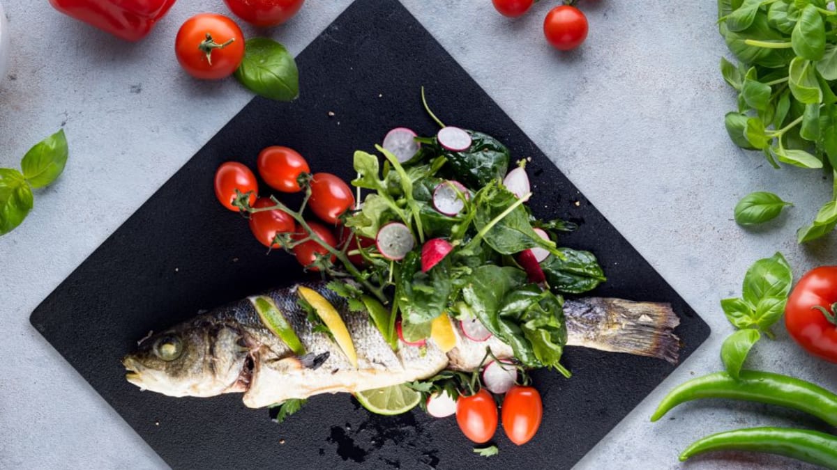 Terve huntahven värske salati ja kirsstomatitega