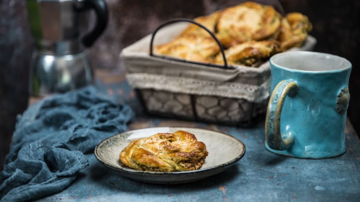 Keerusaiad suitsusingi, pesto ja juustuga