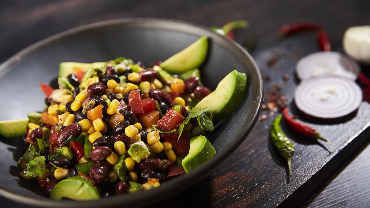 Melno pupiņu un kukurūzas salāti meksikāņu gaumē