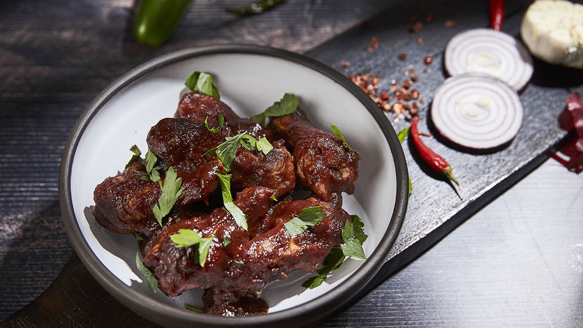 Krāsnī cepti cāļa pusspārniņi BBQ mērcē ASV gaumē