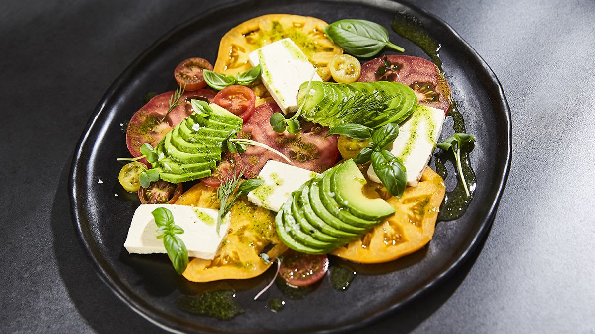 Avokado salāti ar tofu un pētersīļu mērci