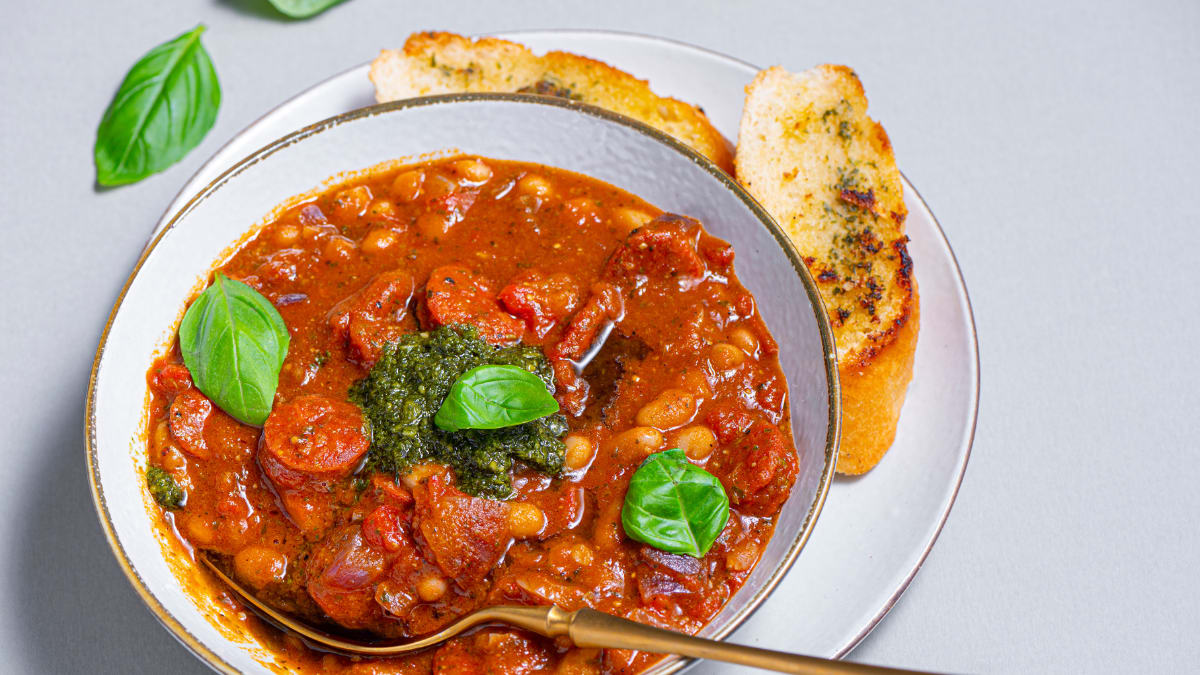 Chorizo, balto pupiņu,  tomātu un pesto zupa