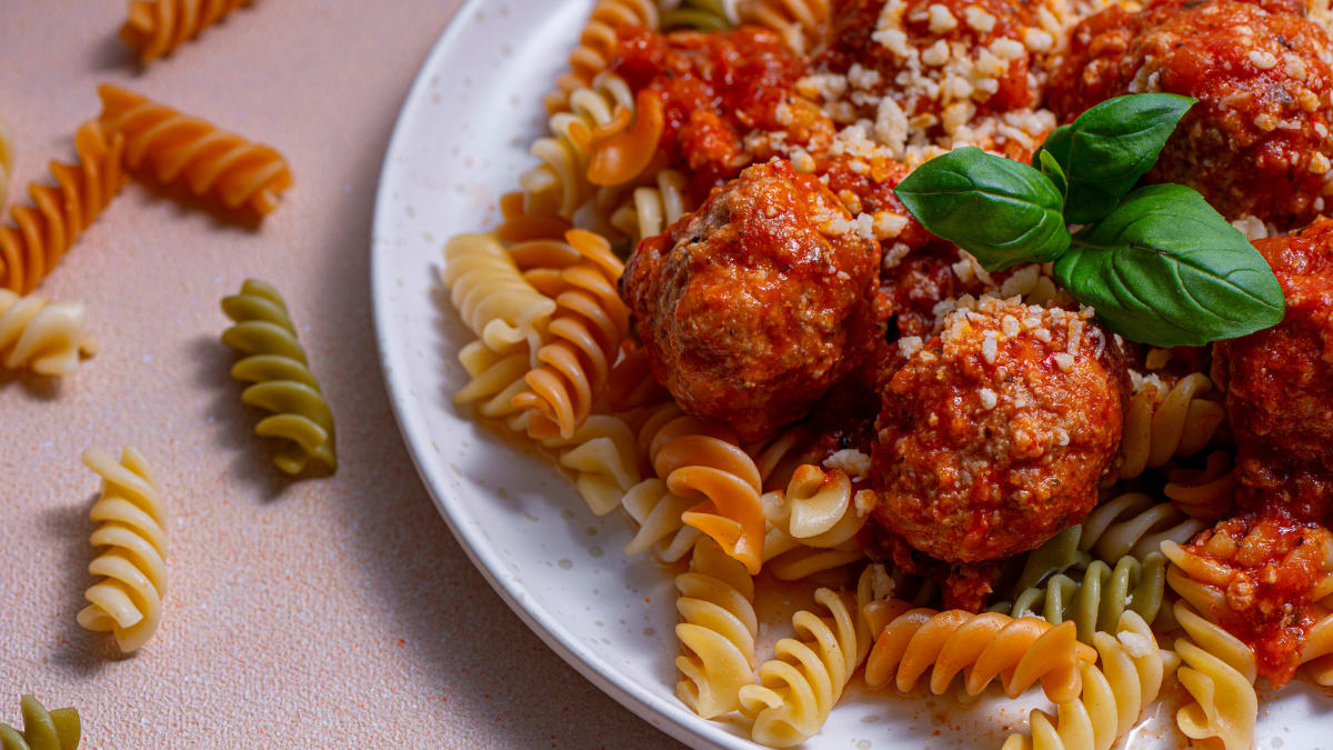 Makaroni ar gaļas bumbām tomātu mērcē