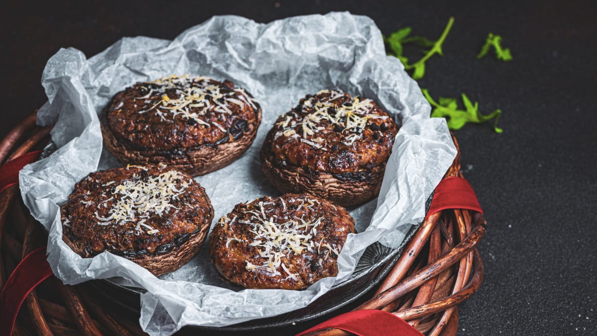 Portobello sēnes pildītas ar sieru, rīvmaizi un mednieku desiņām