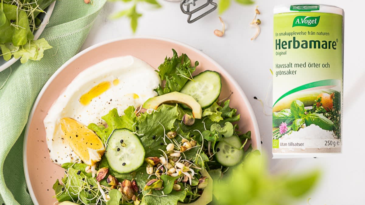 Zaļie salāti ar diedzētiem dīgstiem un jogurta mērci