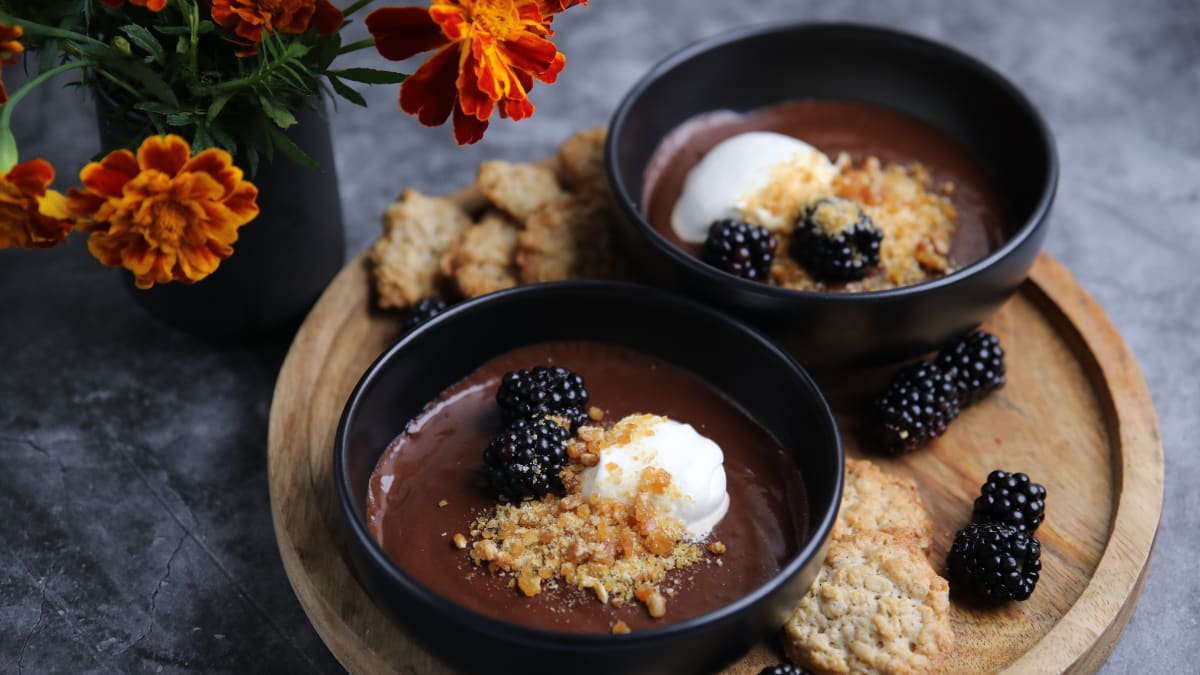 Kafijas un šokolādes deserts ar auzu pārslu kraukšķiem