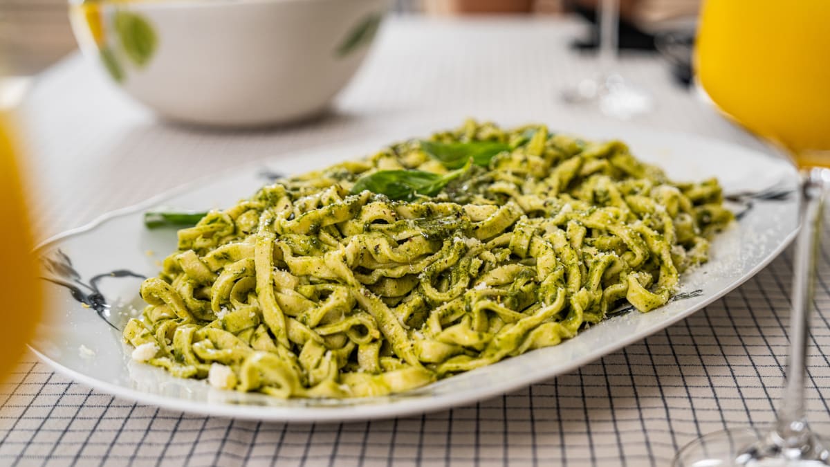 Pasta ar krēmīgo diļļu mērci