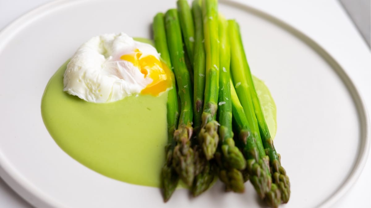 Sparģeļi ar zaļumu aioli