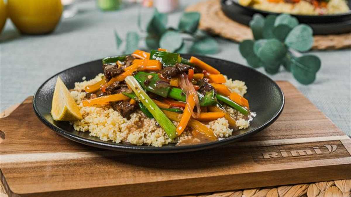 Liellopa gaļas strēmelītes sojas mērcē ar kuskusu