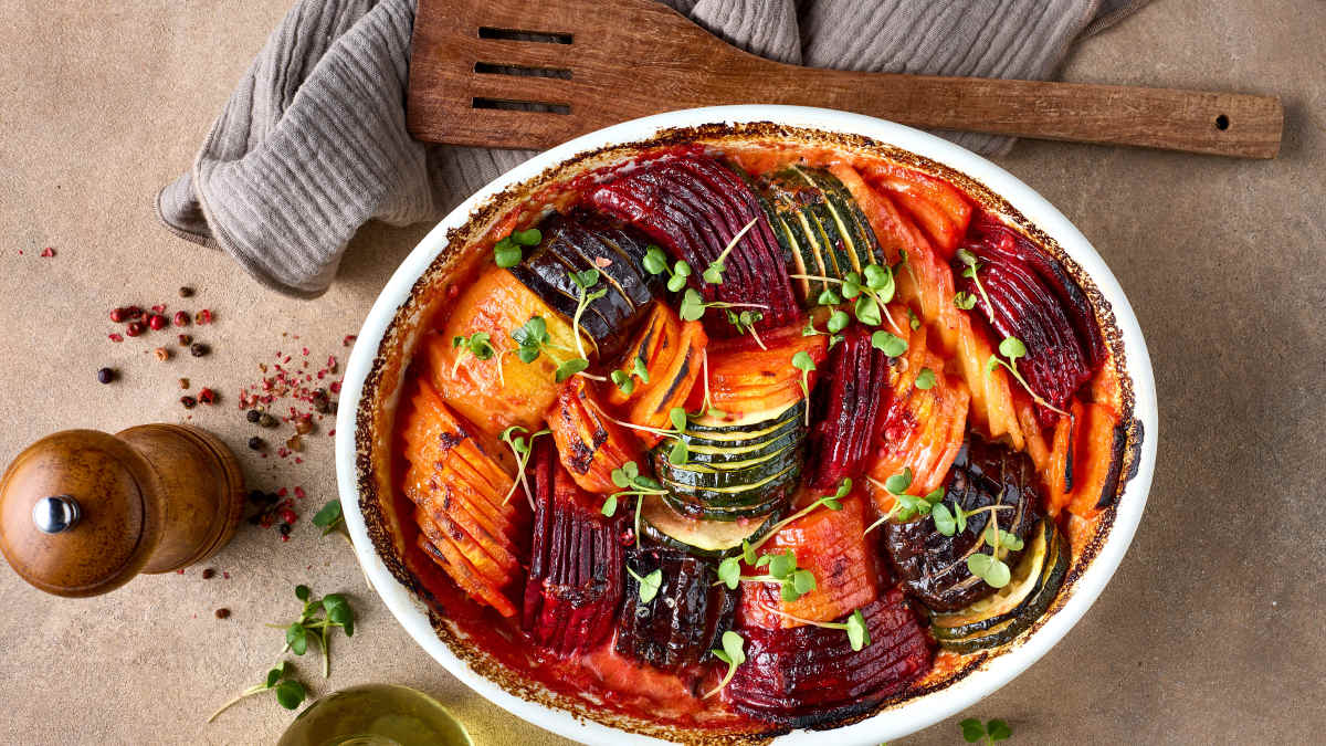 Sakņu sacepums ar bešamela mērci