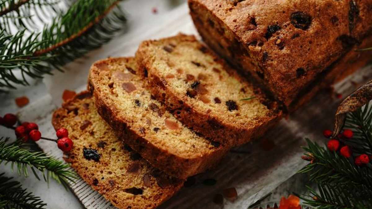 Kēkss ar apelsīnu, riekstiem un žāvētiem augļiem