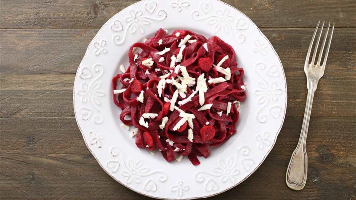 Tagliatelle ar krēmīgo biešu mērci