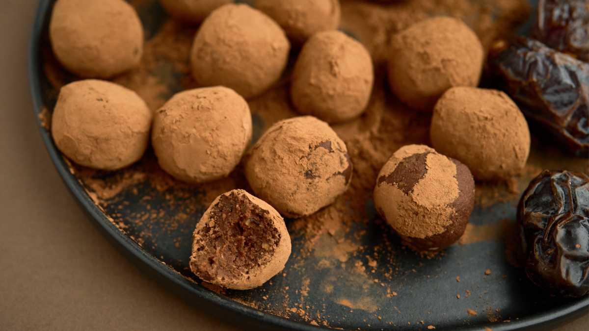 Bezcukura šokolādes trifeļu konfektes no turku zirņiem