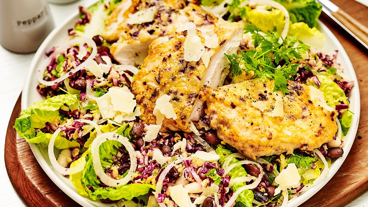 Cepta vista parmezānā ar Briseles kāpostu un sarkano kāpostu rīsu salātiem