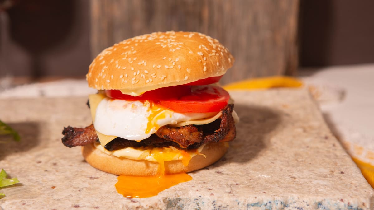 Cūkgaļas burgers ar olu