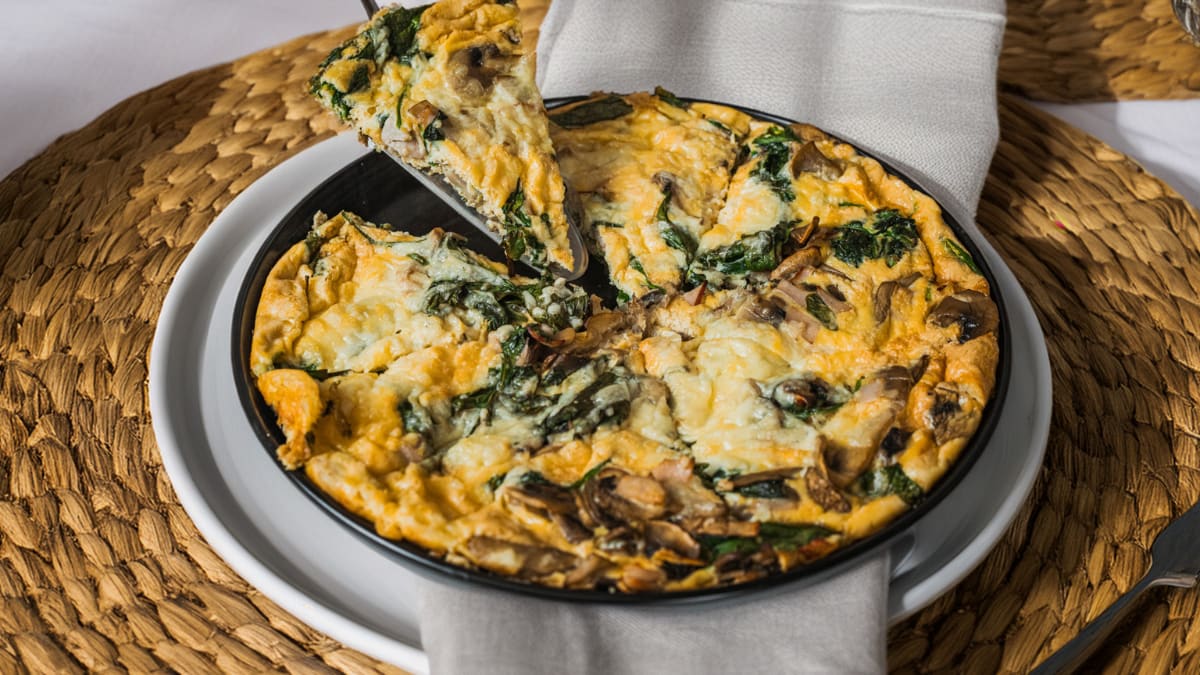 Fritatta jeb olu sacepums ar sēnēm un šķiņķi