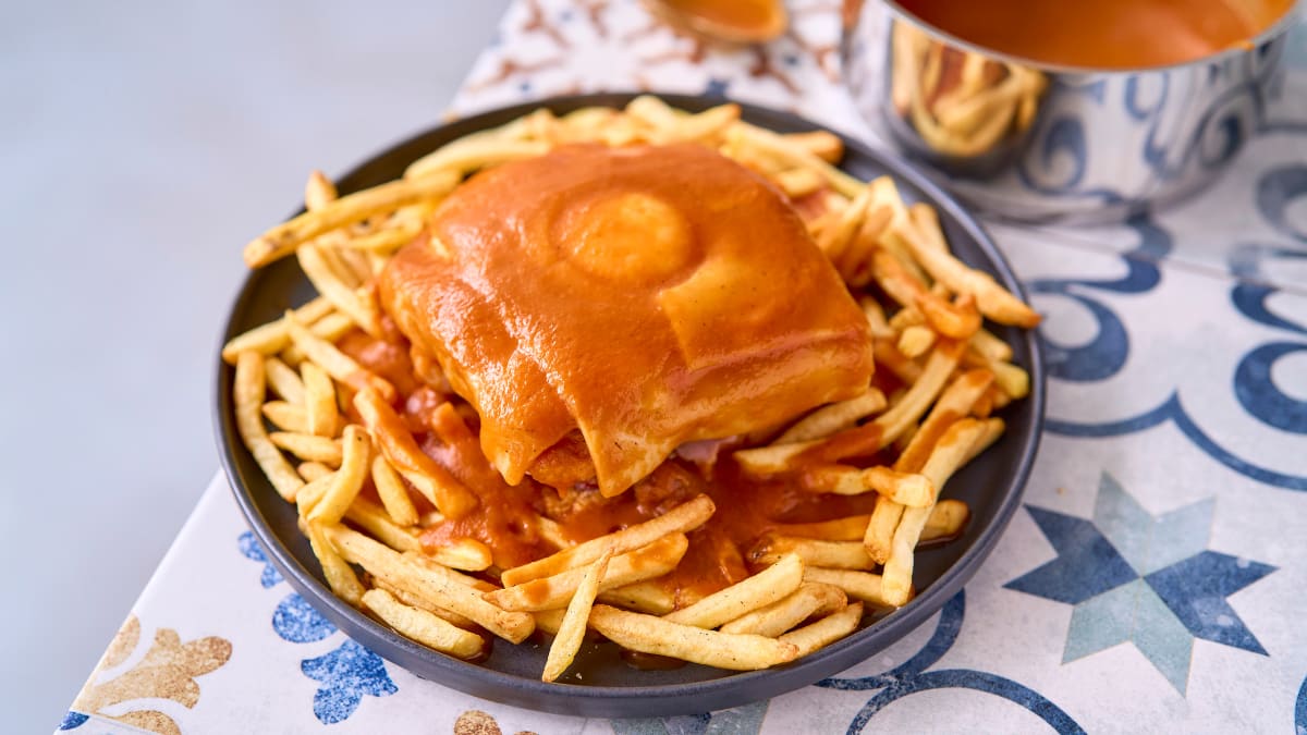 Portugāļu sendvičs "Francesinha"