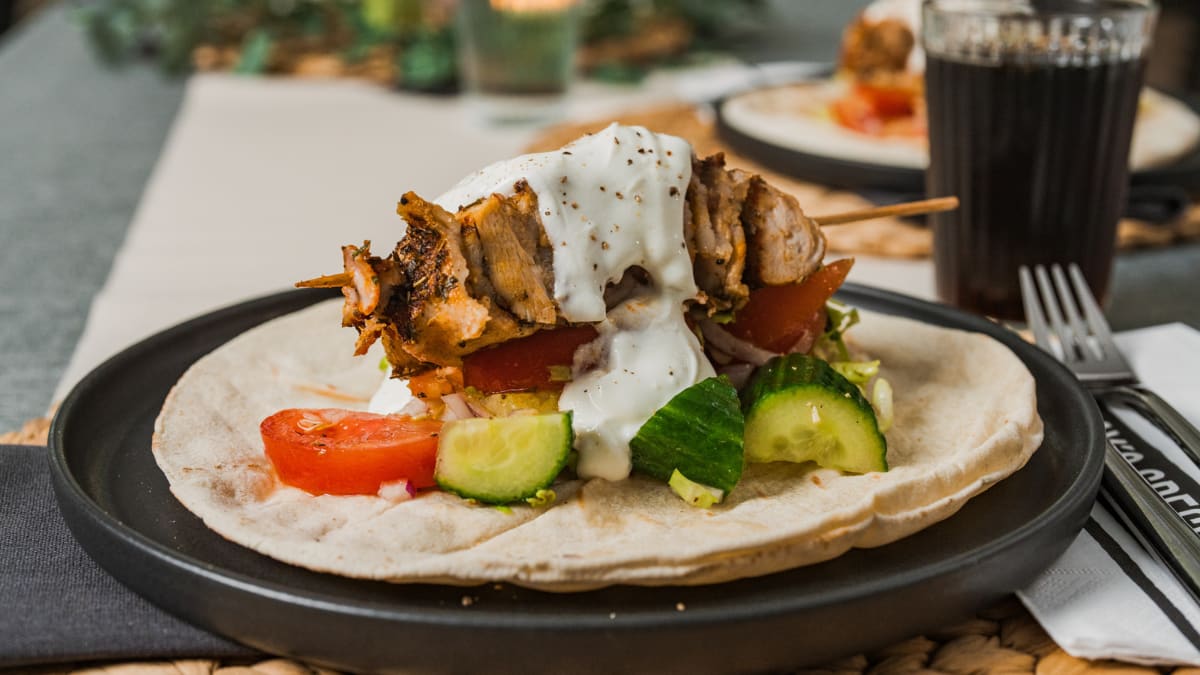 Vistas un cūkgaļas iesmiņi ar pitas maizi un dārzeņiem