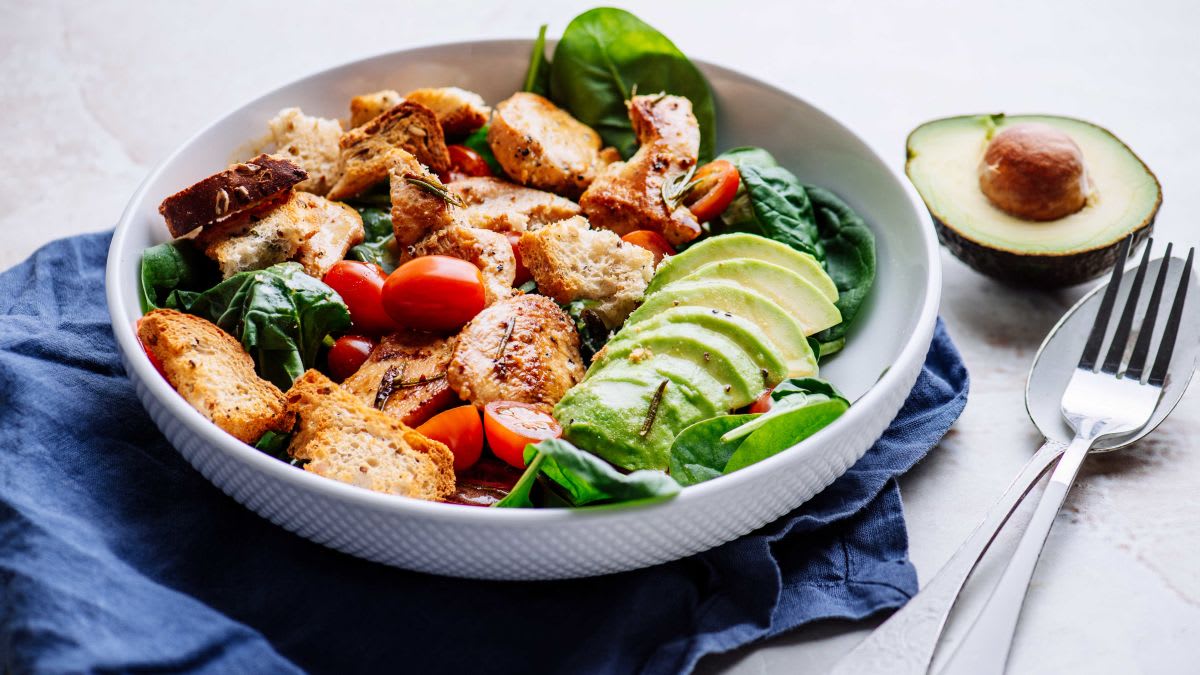 Rozmarīna vistas un grauzdiņu salāti ar vinegreta mērci