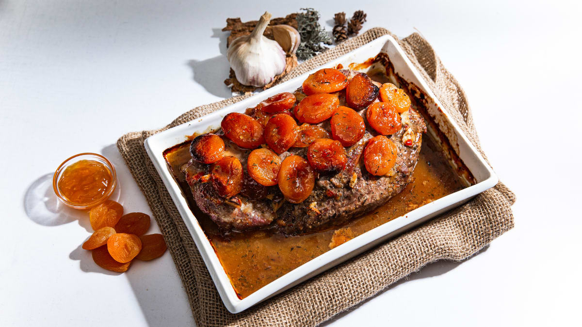 Kakla karbonādes cepetis ar aprikozēm