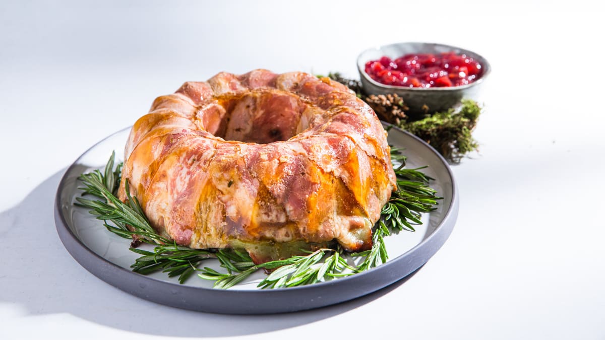 Trīs gaļu terīnes svētku pīrāgs