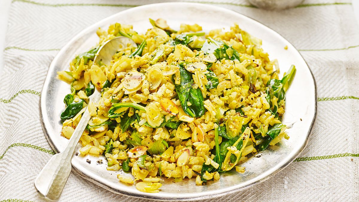 Cepti ziedkāpostu rīsi ar spinātiem, mandelēm un kariju