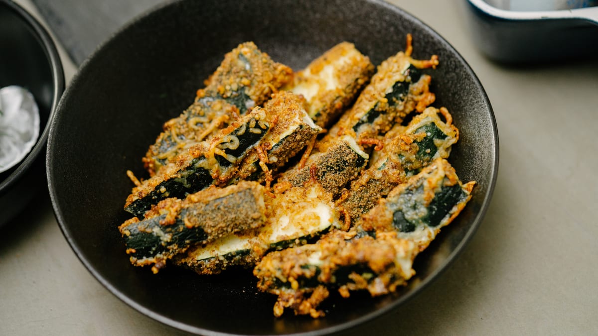 Krāsnī cepti cukīni ar sieru un kraukšķīgu garoziņu 